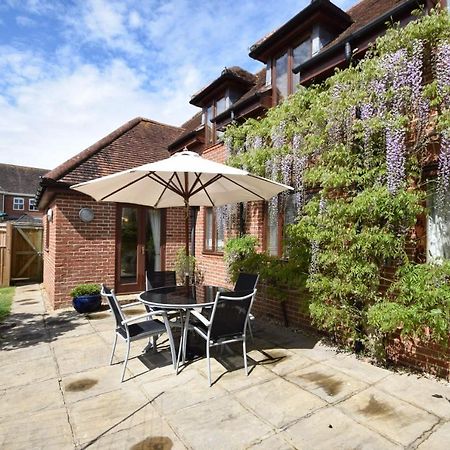 Wisteria Way, Tangmere Buitenkant foto