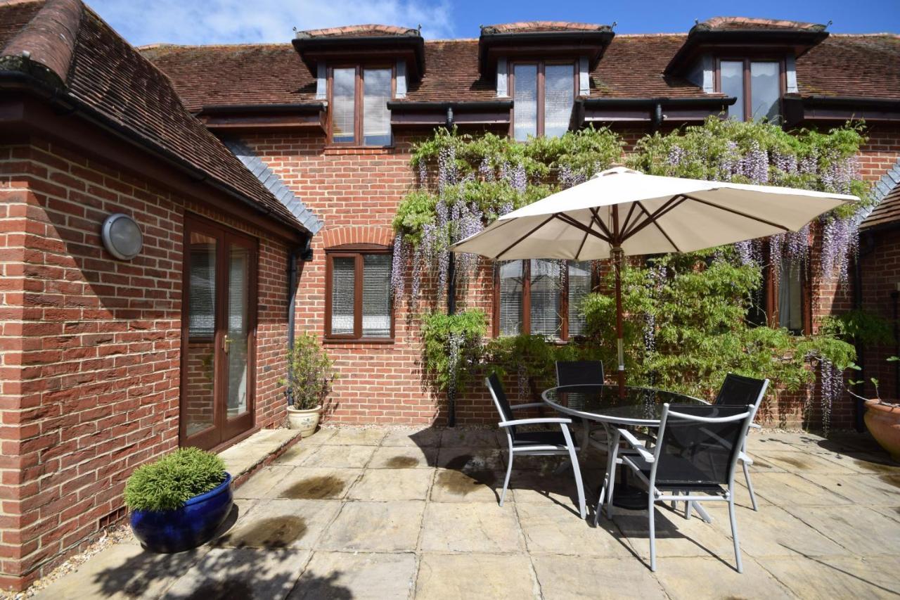 Wisteria Way, Tangmere Buitenkant foto