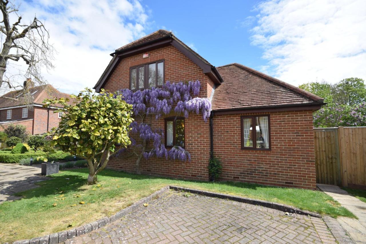 Wisteria Way, Tangmere Buitenkant foto