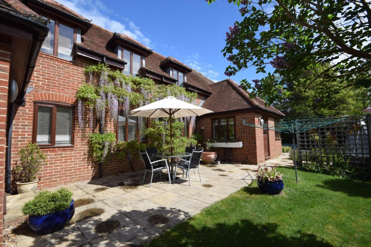 Wisteria Way, Tangmere Buitenkant foto