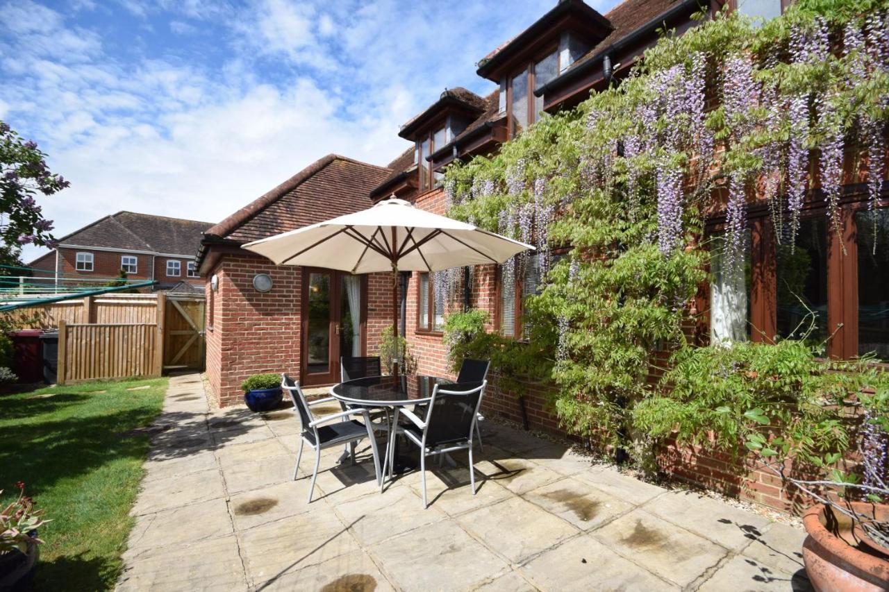 Wisteria Way, Tangmere Buitenkant foto