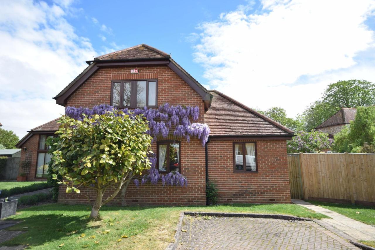 Wisteria Way, Tangmere Buitenkant foto